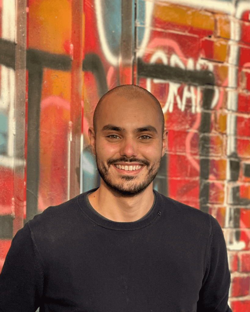 Das Foto zeigt Nour Attalla, Künstler bei Solarpunk. 