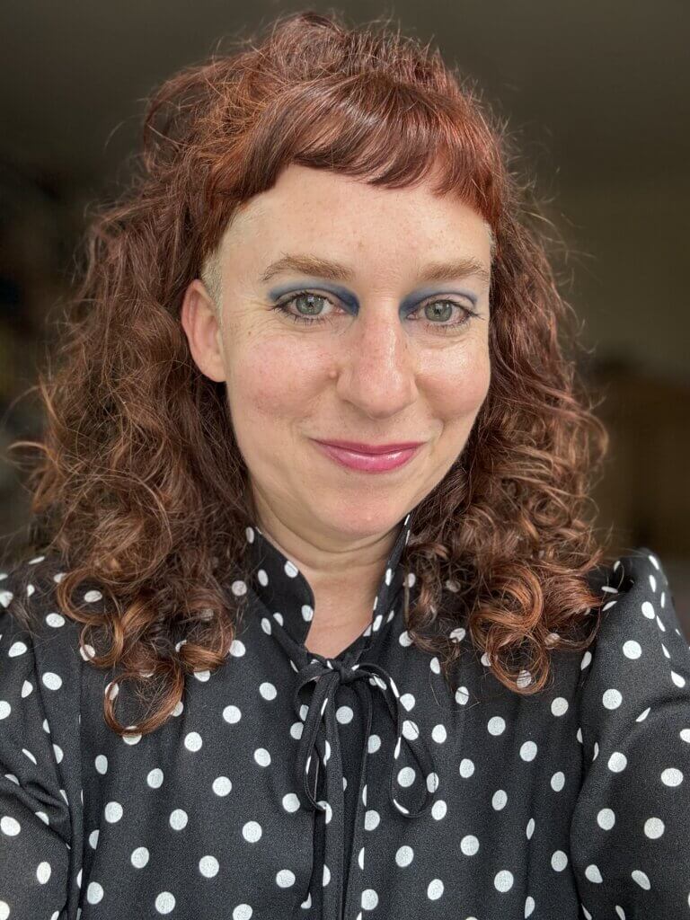 Das Bild zeigt die Künstlerin Simone Neumann-Salva.