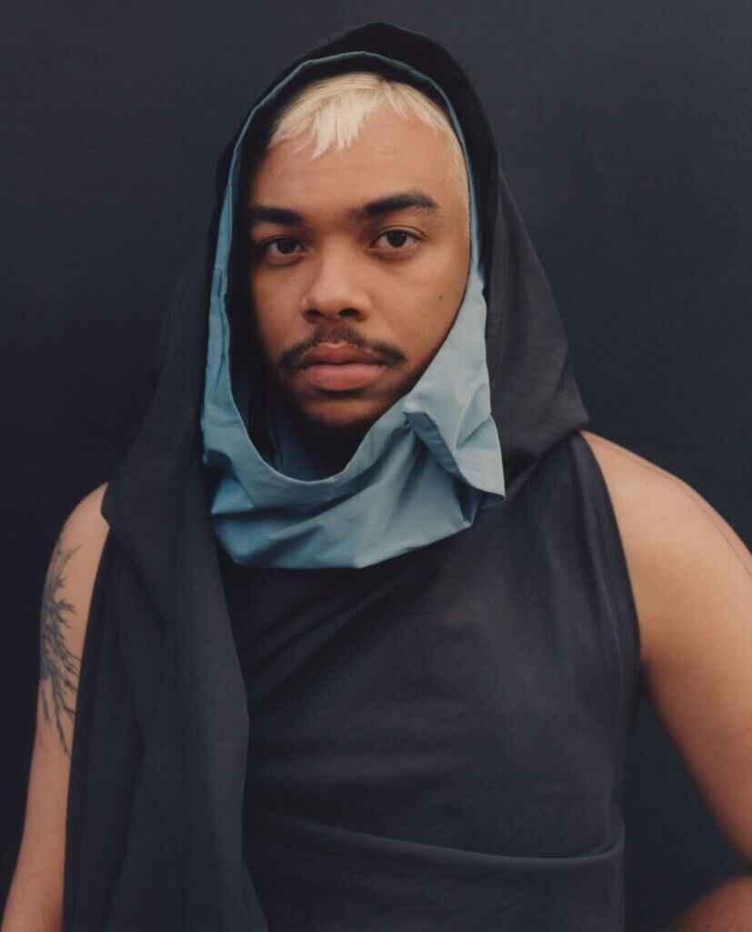 Das Bild zeigt den Künstler Gabriel Massan. 