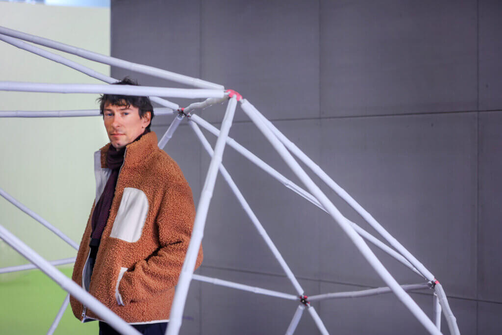 Das Bild zeigt den Künstler Stefan Hurtig.